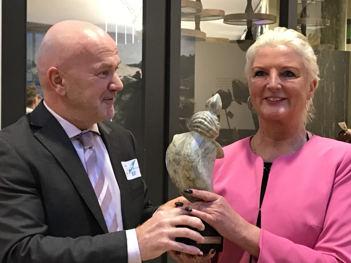 Gedeputeerde Rommel krijgt natuurprijs ‘Knoop in de Zakdoek’