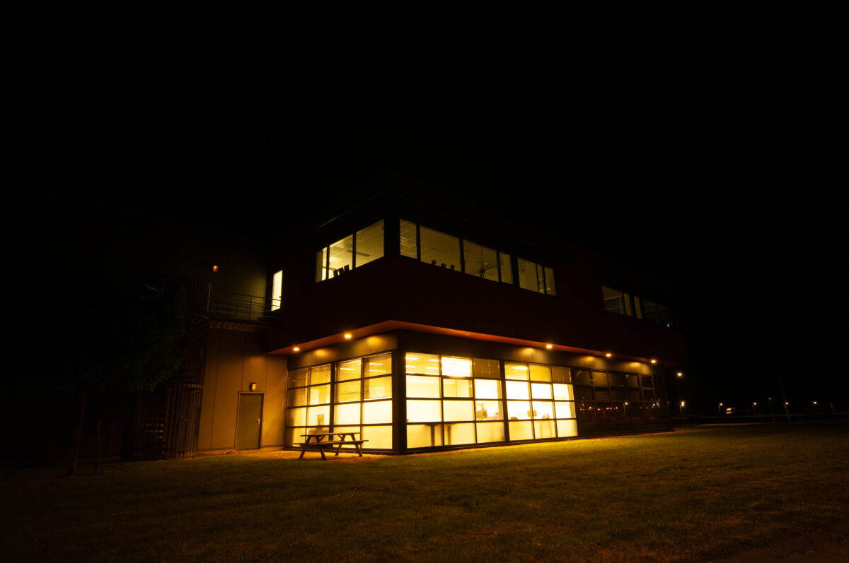 Ruim 70% van bedrijven houdt lichten onnodig aan in de nacht