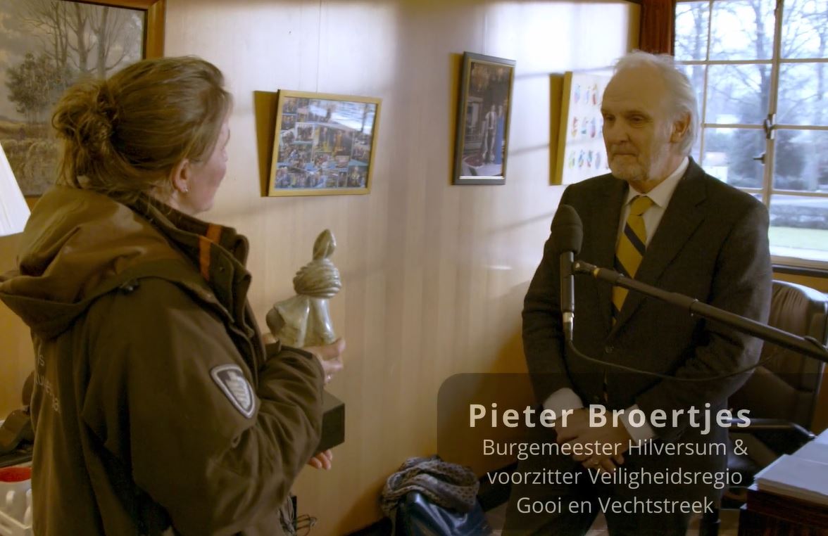 Burgemeester Broertjes ontvangt Knoop in de Zakdoekprijs