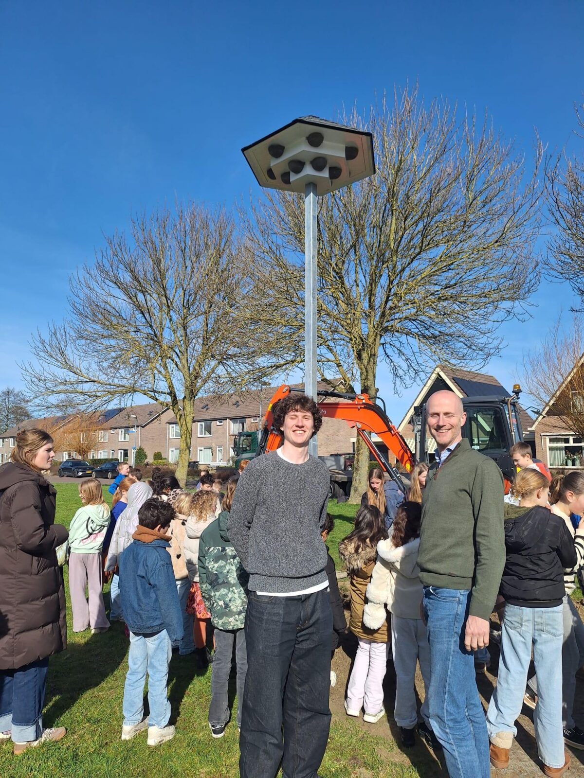 Leerlingen basisschool plaatsen zwaluwtillen in Middenmeer 